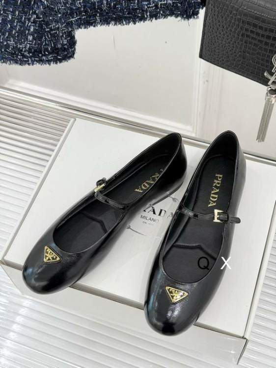 Picture of Prada Shoes _SKUPradasz35-40JX030319001